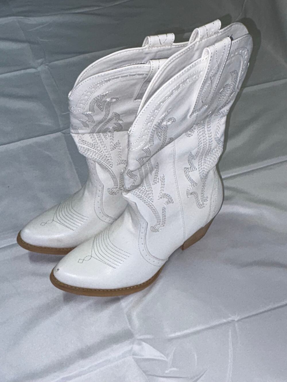 Rollda white embroidered western cowboy boots Women’s Size 7
